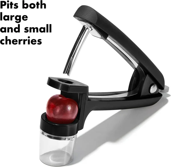 ⁦OXO GG Cherry & Olive Pitter أسود⁩ - الصورة ⁦3⁩