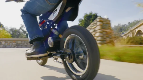 ⁦إطلاق العنان للمغامرة مع دراجة Razor Motorbike Dirt Rocket MX125⁩ - الصورة ⁦4⁩